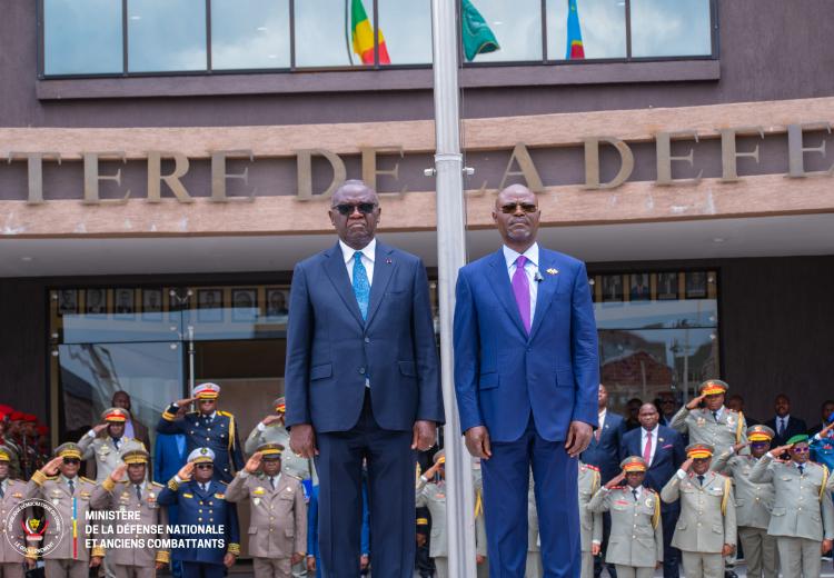 RDC–Congo-Brazzaville : en visite à Kinshasa, Charles Richard Mondjo et Guy Kabombo Muadiamvita consolident le partenariat militaire et la coordination sécuritaire aux frontières